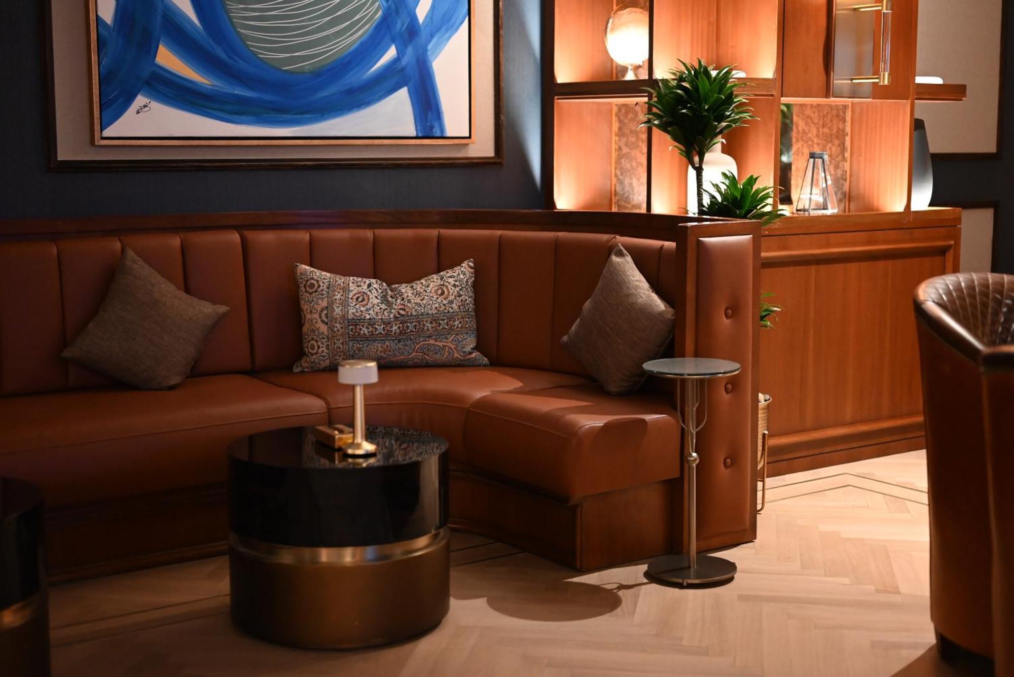 Mansard Riyadh, A Radisson Collection Hotel Εξωτερικό φωτογραφία A leather sofa